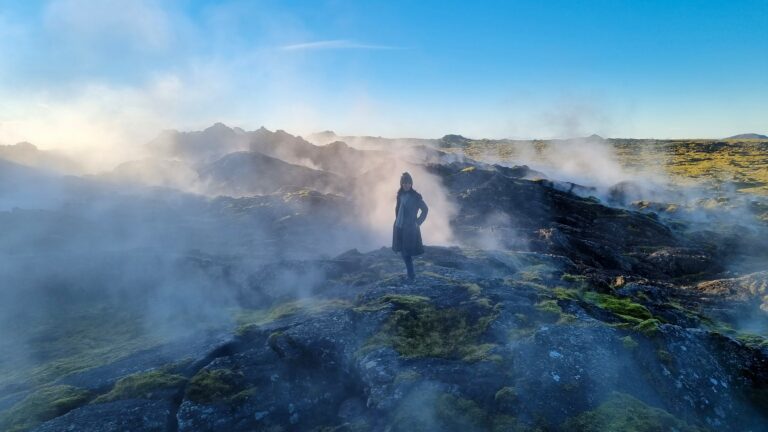 こちらアイスランド ４７ 蒸気があちこちから沸き立つ幻想的な地熱地帯を駆ける 小倉悠加 Samejima Times