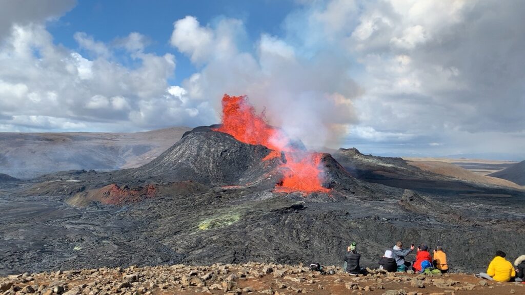 火山噴火に遭遇 hq720.jpg?sqp=-